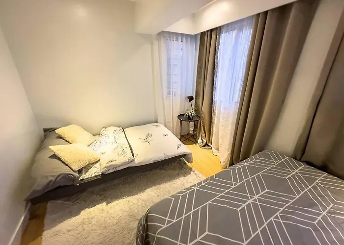 A2j Luxury 2br Bgc Near High Street, Malls Manila