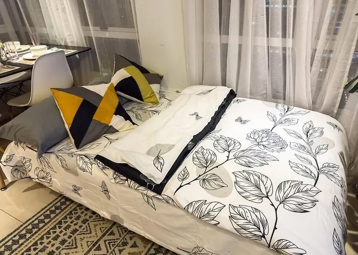 A2j Luxury 2br Bgc Near High Street, Malls *