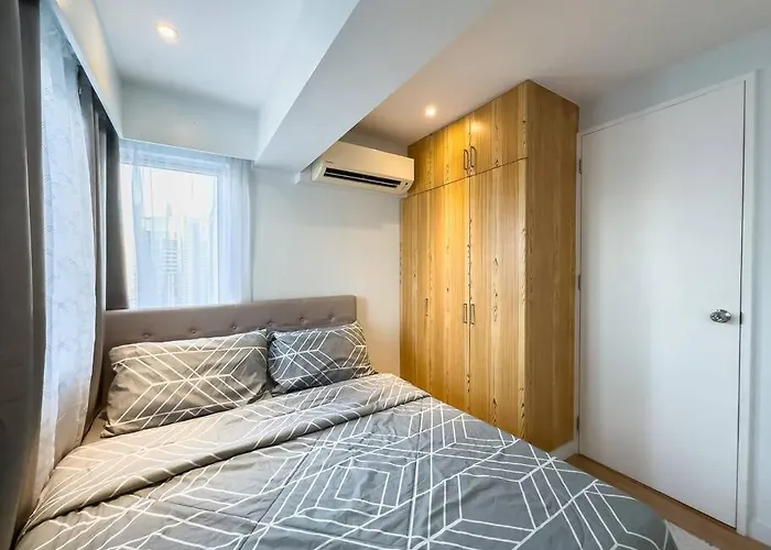 A2j Luxury 2br Bgc Near High Street, Malls Manila