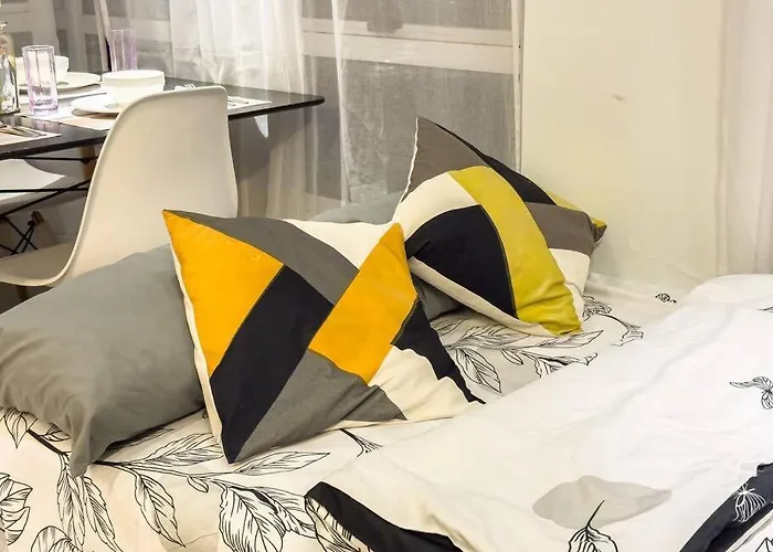 A2j Luxury 2br Bgc Near High Street, Malls Manila
