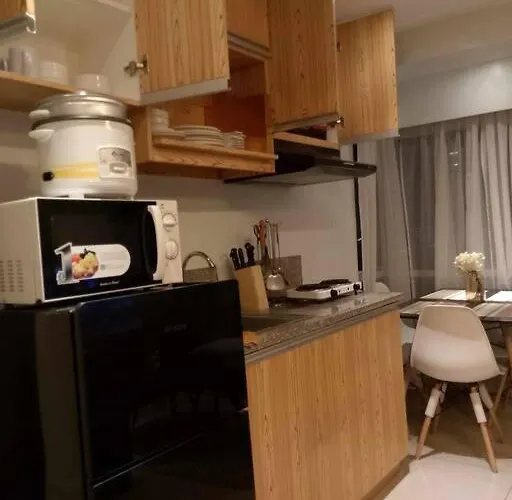 A2j Luxury 2br Bgc Near High Street, Malls *