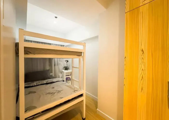 A2j Luxury 2br Bgc Near High Street, Malls