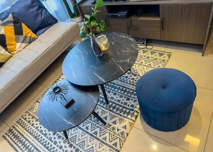 A2j Luxury 2br Bgc Near High Street, Malls